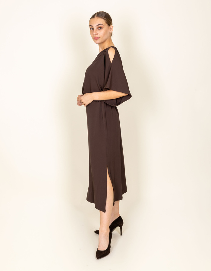 Kate - Robe à épaules ouvertes élégantes en brun chocolat