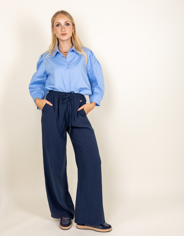 Belem - katoenen bloes met elegante pofmouwen in azuurblauw