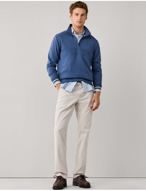 Debossed branding quarter zip pull met ritssluiting