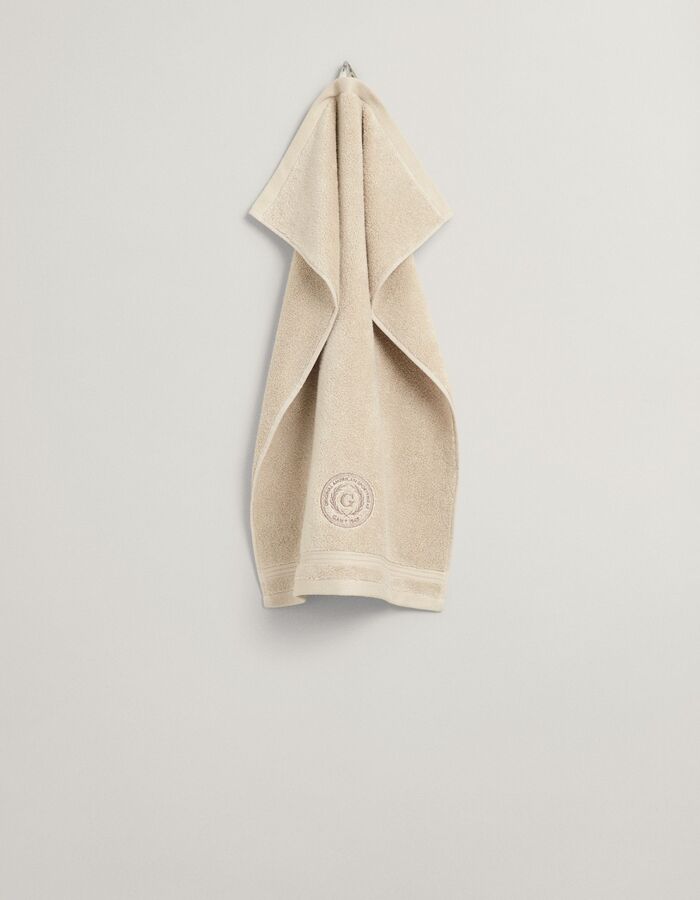 Crest Towel 30x50 handdoek met geborduurd embleem beige