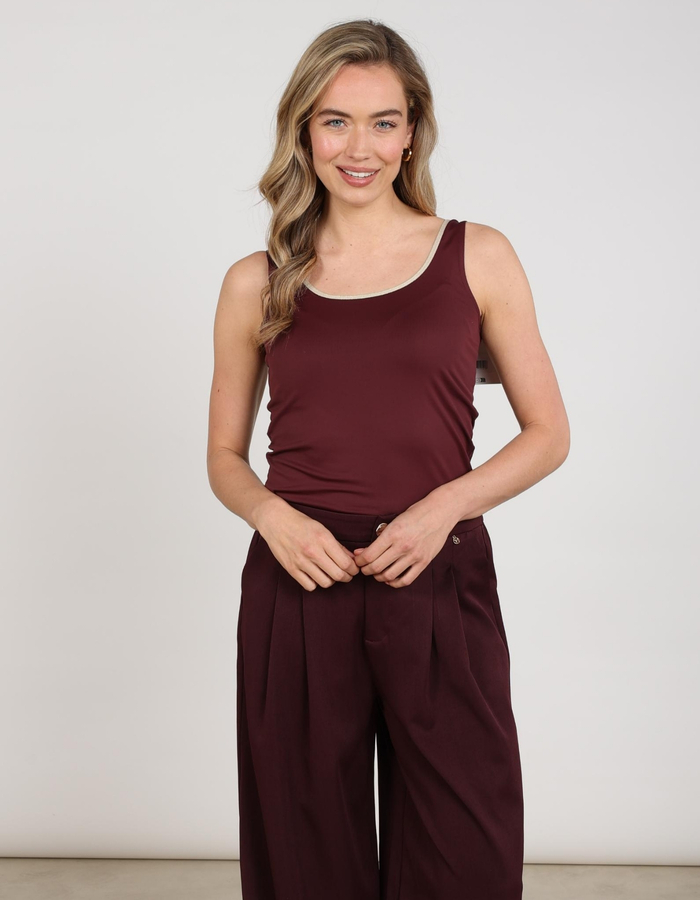 Nukus tops rood