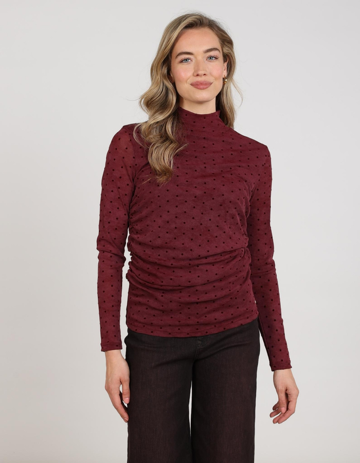 Nukus tops rood
