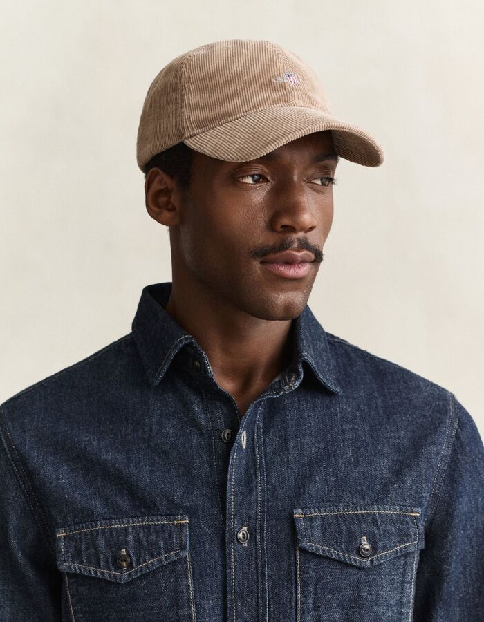Corduroy pet met geborduurd schildlogo