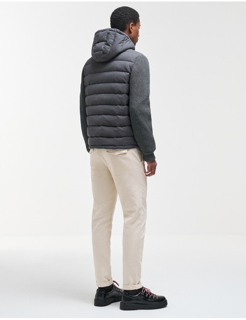 Hybride jas met gewatteerde wollook en gebreide mouwen