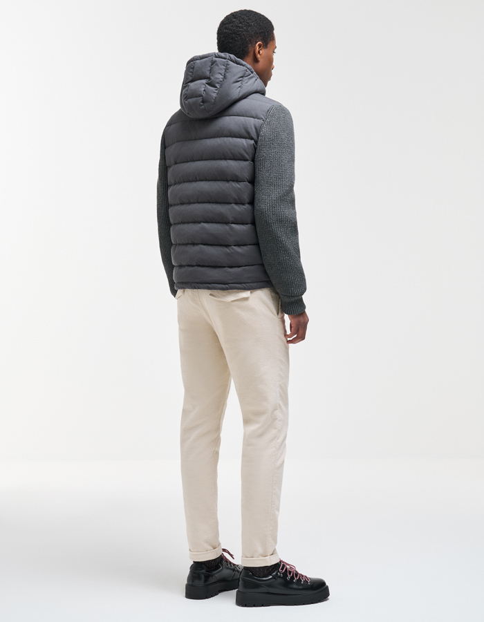 Hybride jas met gewatteerde wollook en gebreide mouwen