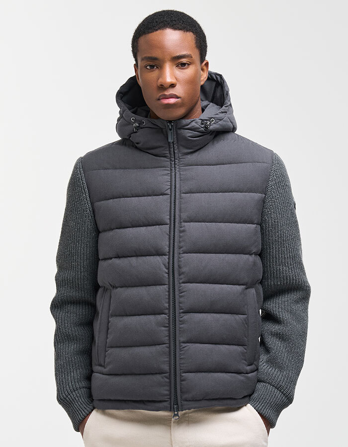 Hybride jas met gewatteerde wollook en gebreide mouwen