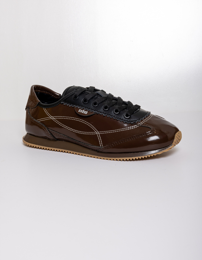 Sneakers à finition vernie et surpiqûres contrastantes marron