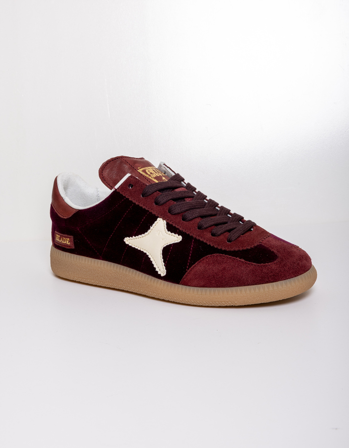Ama Brand sneakers ng