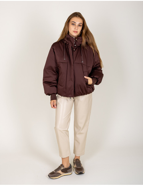 Giada - korte donsjas met capuchon bordeaux