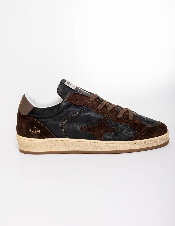 Ama Brand sneakers ng