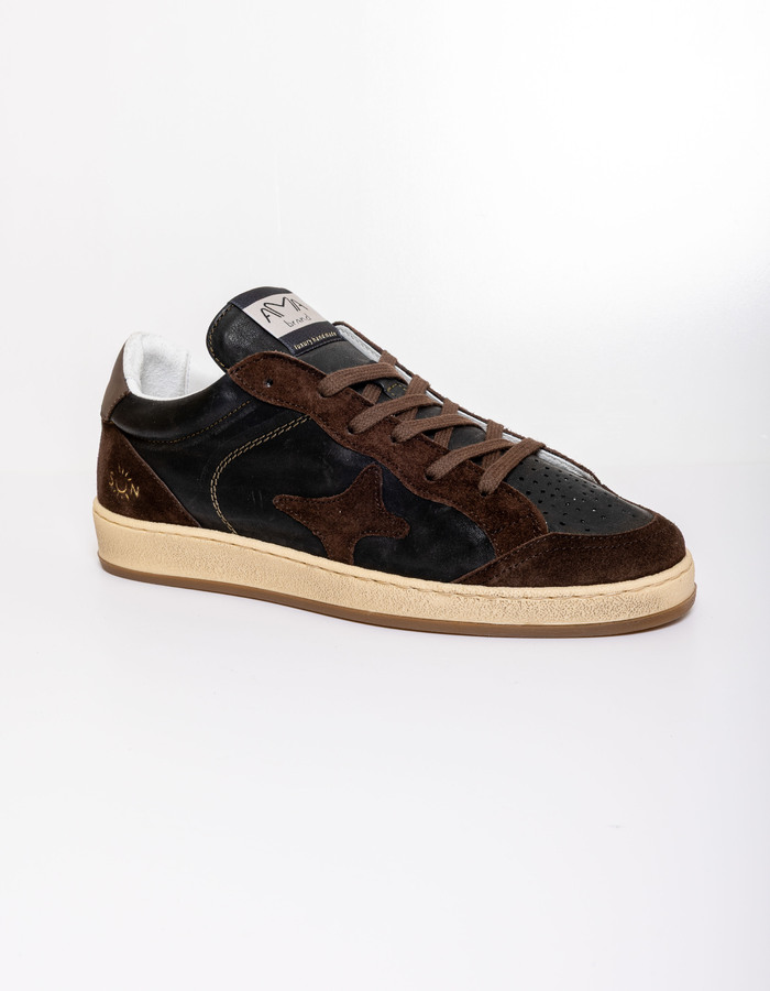 Ama Brand sneakers ng