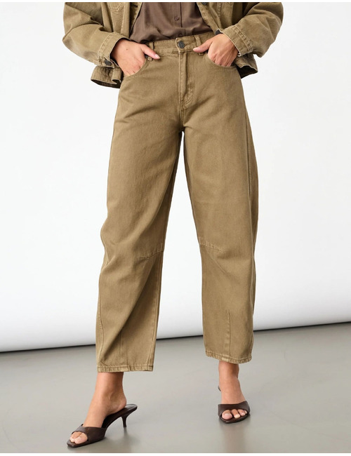 Fiora-barrel2 - barreljeans met wassing olijfgroen