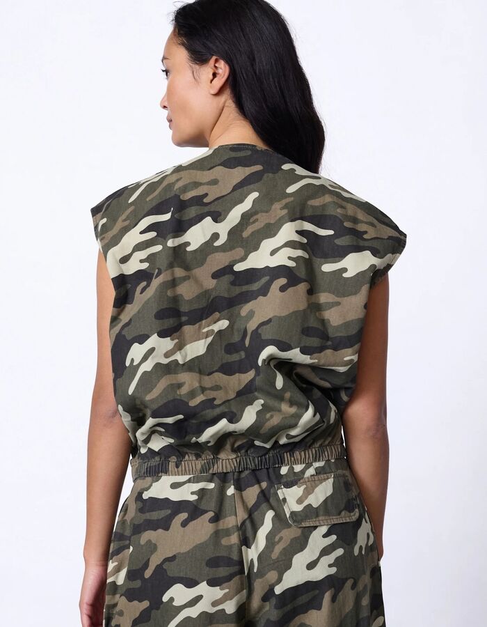 Garwin-ve6 - korte gilet met camouflageprint