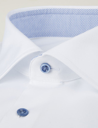 Regular Fit wit twill overhemd met contrastdetails en blauwe parelmoer knopen